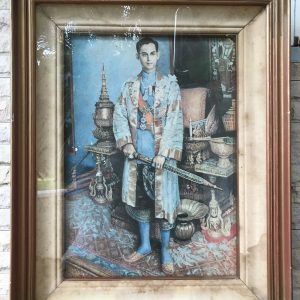 รูปวาดในหลวงปริ้นบนผ้ากำมะหยี่  สวมชุดครุยกษัตริย์ ถือดาบ อยู่ในกรอบไม้เก่า ขนาด กว้าง 23 1/2 " X สูง 29 1/2 '”สวยงามคลาสสิก - Image 2