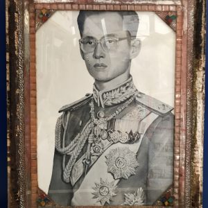 รูปถ่ายในหลวงขาวดำทรงชุดจอมทัพอยู่ในกรอบไม้เก่า ขนาด 13"X17 1/2" สมบูรณ์สวยงามคลาสสืก - Image 2