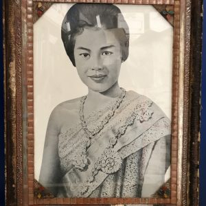 รูปถ่ายในหลวงขาวดำทรงชุดจอมทัพอยู่ในกรอบไม้เก่า ขนาด 13"X17 1/2" สมบูรณ์สวยงามคลาสสืก - Image 2