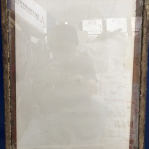 รูปถ่ายในหลวงขาวดำทรงชุดจอมทัพอยู่ในกรอบไม้เก่า ขนาด 13"X17 1/2" สมบูรณ์สวยงามคลาสสืก - Image 3