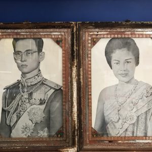 รูปถ่ายในหลวงขาวดำทรงชุดจอมทัพอยู่ในกรอบไม้เก่า ขนาด 13"X17 1/2" สมบูรณ์สวยงามคลาสสืก - Image 4