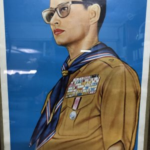 รูปวาดในหลวงทรงชุดลูกเสือบนพื้นสีฟ้าสวยสด ของนิตยสาร อยู่ในกรอบไม้ขนาด 12 1/2"X 17 1/2" สวยงามคลาสสิก - Image 2