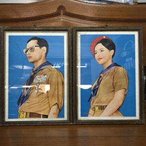 รูปวาดในหลวงทรงชุดลูกเสือบนพื้นสีฟ้าสวยสด ของนิตยสาร อยู่ในกรอบไม้ขนาด 12 1/2"X 17 1/2" สวยงามคลาสสิก - Image 4