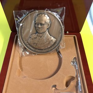 เหรียญ 60 ปี บรมราชาภิเษก 5 พฤษภาคม 2553 “เราจะครองแผ่นดินโดยธรรม เพื่อประโยชน์สุขแห่งมหาชนชาวสยาม“ทองแดง7ซม.หนัก150g - Image 2