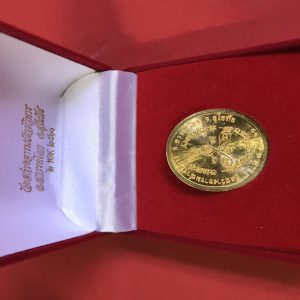 เหรียญหลวงพ่อพุทธเรืองฤทธิ์ วัดสว่างอารมณ์วรวิหาร อ.สวรรคโลก รุ่น"บูรณะปิดทอง"ปี 2560 เนื้อทองคำ หนัก 15 กรัม - Image 2