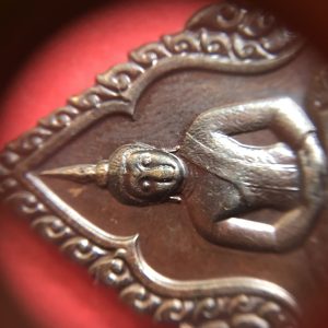 เหรียญพระแก้วมรกตทรงเครื่องฤดูฝน ปี 2525 เนื้อทองแดง - Image 3