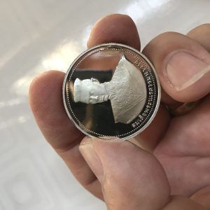 เหรียญพระพุทธชินราชรุ่น เพิร์ช เนื้อเงินขัดเงา ปี 2536 วัดพระศรีรัตนมหาธาตุ พิมพ์ใหญ่ เลี่ยมตลับเงินโบราณสวยงามพร้อมใช้ - Image 3