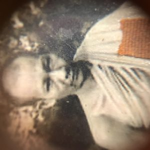 รูปถ่ายหลวงพ่อเกษม ปี 2518 กระดาษหนังไก่ ด้านหน้ามีจีวรที่องค์ท่าน ส่วนด้านหลังก็มียันต์สีแดงขนาดประมาณ 1"x2" - Image 3