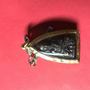 หลวงปู่ทวดหลังเตารีด พิมพ์ใหญ่ปั้มซ้ำเนื้อเถื่อนสวยแชมป์เลี่ยมทองคำกันนำ้ - Image 4