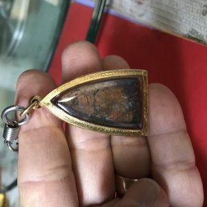 หลวงปู่ทวดหลังเตารีด พิมพ์ใหญ่ปั้มซ้ำเนื้อเถื่อนสวยแชมป์เลี่ยมทองคำกันนำ้ - Image 2