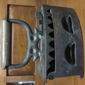 เตารีดเก่ารีดผ้าทองเหลืองแบบใส่ถ่าน ก่อไฟ  สมบูรณ์สายงาม - Image 2