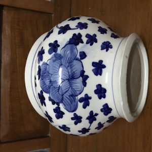 โถกระเบื้องโบราณเนื้อพังเคย ลายผักชี พื้นขาว ดอกสีนำ้เงิน  สภาพสมบูรณ์สวยงาม - Image 4