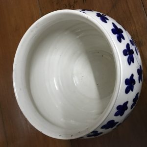 โถกระเบื้องโบราณเนื้อพังเคย ลายผักชี พื้นขาว ดอกสีนำ้เงิน  สภาพสมบูรณ์สวยงาม - Image 2