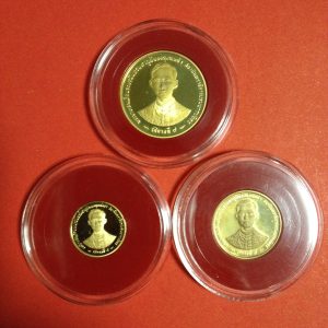 เหรียญกษาปณ์ที่ระลึก พระราชพิธีกาญจนาภิเษก ปี 2539 ชุด3เหรียญ เนื้อทองคำขัดเงา นำ้หนักรวม 26.6 กรัม พร้อมกล่องกษาปณ์ - Image 2