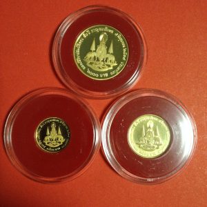 เหรียญกษาปณ์ที่ระลึก พระราชพิธีกาญจนาภิเษก ปี 2539 ชุด3เหรียญ เนื้อทองคำขัดเงา นำ้หนักรวม 26.6 กรัม พร้อมกล่องกษาปณ์ - Image 3