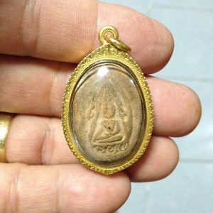 พระกรุวัดจุฬามณี พิมพ์ฤาษีหลังพระนางพญาเนื้อดิน จ.พิษณุโลก สวยสมบูรณ์เลี่ยมทองหนา พุทธคุณทางแคล้วคลาดและเมตตราสูง - Image 4