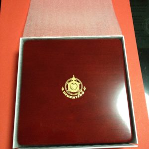 เหรียญที่ระลึก 60 ปี บรมราชาภิเษก 5 พฤษภาคม 2553 เนื้อทองแดงรมดำพ่นทรายพิเศษขนาด 7 ซ.ม มีอยู่ 1 เหรียญไม่มีกล่อง มีแต่ใบเซอร์ - Image 3