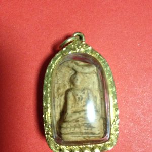 พระคงลำพูนเนื้อดิน กรุเก่าวัดมหาวัน อายุพันกว่าปี คราบกรุชัด เนื้อหนึกนุ่มเนียนพุ่มโพธิ์เม็ดบัวขัด เลี่ยมทองเก่าสวยแกะลาย - Image 2