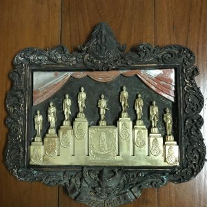 องค์หล่อในหลวงยืนอยู่บนแท่น 9 รัชกาล อยู่ในกรอบโลหะด้านบนเป็นตรามงกุฎครอบตรี  ด้านล่างมีครุฑ ด้านใต้เขียนว่า ราชวงศ์จักรี - Image 3