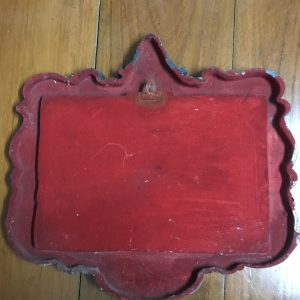 องค์หล่อในหลวงยืนอยู่บนแท่น 9 รัชกาล อยู่ในกรอบโลหะด้านบนเป็นตรามงกุฎครอบตรี  ด้านล่างมีครุฑ ด้านใต้เขียนว่า ราชวงศ์จักรี - Image 4