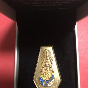 เข็มที่ระลึกพระราชพิธีถวายพระเพลิง พระบรมศพ พระบาทสมเด็จพระปรมินทรมหาภูมิพลอดุลยเดช บรมนาถบพิตร - Image 2