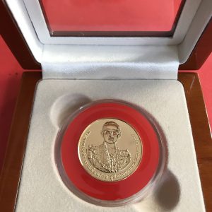 เหรียญพระราชพิธีถวายพระเพลิงพระบรมศพ เนื้อทองคำ 99% นำ้หนัก 20 กรัม เส้นผ่าศูนย์กลาง 26 มม.  พฤหัสบดี ที่ 13 ต.ค.60 - Image 3