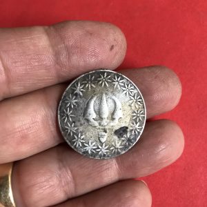 เหรียญที่ระฤกในการบรมราภิเษก( ตราสามง่าม )ในรัชกาลที่ 6 เนื้อเงินห่วงเชื่อม  ร.ศ.130 พ.ศ.2454  พร้อมตลับเงินโบราณลงยาเปิดฝาได้ - Image 3