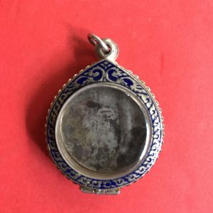 เหรียญที่ระฤกในการบรมราภิเษก( ตราสามง่าม )ในรัชกาลที่ 6 เนื้อเงินห่วงเชื่อม  ร.ศ.130 พ.ศ.2454  พร้อมตลับเงินโบราณลงยาเปิดฝาได้ - Image 2