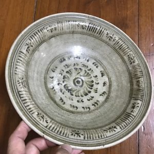 ชามสังคโลกสุโขทัย ลายรื้วตรงกลาง ที่ปีก มีเขียนลายโดยรอบสวยงาม สมบูรณ์สวยงาม - Image 2