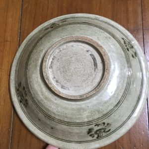 ชามสังคโลกสุโขทัย ลายรื้วตรงกลาง ที่ปีก มีเขียนลายโดยรอบสวยงาม สมบูรณ์สวยงาม - Image 3