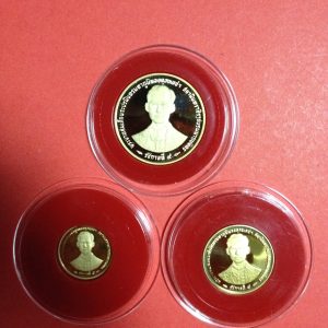 เหรียญกษาปณ์ที่ระลึก พระราชพิธีกาญจนาภิเษก ปี 2539 ชุด3เหรียญ เนื้อทองคำขัดเงา พร้อมกล่องกษาปณ์ และใบรับรองสมาคม - Image 2