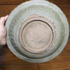 ชามสังคโลกสุโขทัย ลายปลาตรงกลาง และที่ขอบมีลายปลา 3 ตัว สวยงาม สมบูรณ์สวยงาม - Image 3