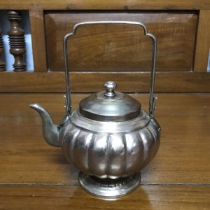 กานำ้ทองเหลือเก่าลายกลีบมะเฟืองพร้อมฝา และหูหิ้ว - Image 3