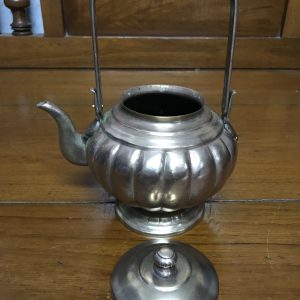 กานำ้ทองเหลือเก่าลายกลีบมะเฟืองพร้อมฝา และหูหิ้ว - Image 4