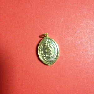 ล็อกเก็ตเสด็จพ่อร.5 สมัยรัชกาลที่ 6 เป็นเลี่ยมทองแกะลายยกซุ้ม พร้อมบูชา - Image 3