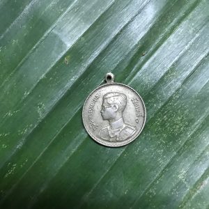 เหรียญพระราชทานพิมพ์ลึกเนื้อเงินปี2493 เก้าหางสั้น มีลายเซ็นใหญ่ - Image 2