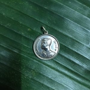 เหรียญพระราชทาน ลูกเสือ พิมพ์ลึก  เก้าหางสั้น มีลายเซ็นเล็ก - Image 2