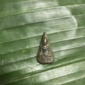 พระท่ามะปรางเนื้อชินเงิน กรุวัดท่ามะปราง จ.พิษณุโลก สวยงามสมบูรณ์ลีลาคมชัดเลี่ยมกรอบเงินยกซุ้ม สวยหายาก - Image 3