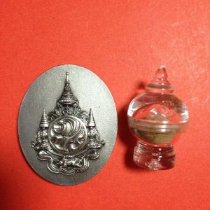 เหรียญในหลวงเนื้อเงินพิมพ์ใหญ่ปี 2555 หลัง ภปร. นำ้หนัก 31 กรัม ขอบอุดผงตอกโค๊ต 293 
สนง.ตำรวจแห่งชาติ - Image 2