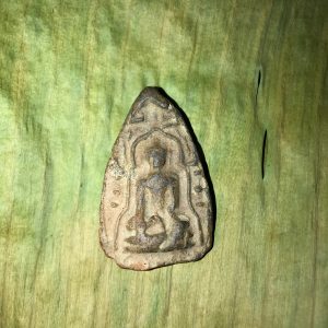 พระหัวใจกำแพง กรุเก่าเตาทุเรียงเนื้อดินเก่าแกร่ง สวยสมบูรณ์มากๆ ไม่มีแตกหักหรือซ่อม เลี่ยมกรอบเงินยกซุ้มหนาเปิดฝาได้ - Image 2