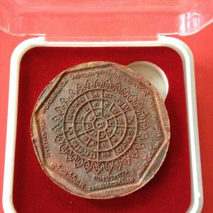 หลวงพ่อโสธรรุ่น " ทองประธาน " องค์พระสีทองฉากแดง ข้างองค์พระตอกโค๊ต ส่วนที่ฐานตอกโค๊ต 126971 พร้อมกล่อง - Image 2