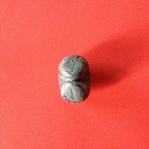 เงินคุปหรือพดด้วงเนื้อชินสมัยกรุงสุโขทัย-อยุธยา มีทั้งหมด 6  เม็ดใหญ่5เล็ก1 หลาก หลายตราให้เลือก แต่ละเม็ดมีหลายตรา เก็บได้สมบูรณ์มาก - Image 2