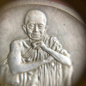 เหรียญหลวงพ่อคูณที่ระลึกงานกตัญญูกตเวทิตา ( สรงนํ้า ) เนื้เงิน ขอบตัด 14 เม.ย. 2538 วัดบ้านไร่ อ.ด่านขุนทด จ.นครราชสีมา - Image 3