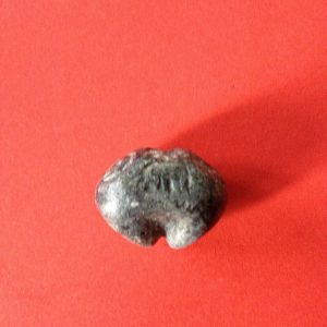 เงินคุปหรือพดด้วงเนื้อชินสมัยกรุงสุโขทัย-อยุธยา มีทั้งหมด 6  เม็ดใหญ่5เล็ก1 หลาก หลายตราให้เลือก แต่ละเม็ดมีหลายตรา เก็บได้สมบูรณ์มาก - Image 3