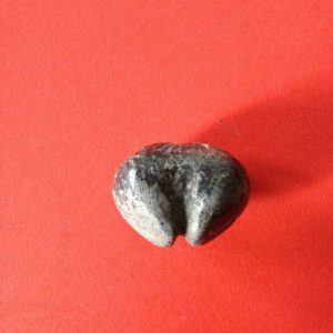 เงินคุปหรือพดด้วงเนื้อชินสมัยกรุงสุโขทัย-อยุธยา มีทั้งหมด 6  เม็ดใหญ่5เล็ก1 หลาก หลายตราให้เลือก แต่ละเม็ดมีหลายตรา เก็บได้สมบูรณ์มาก - Image 4