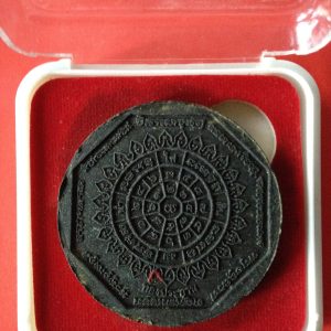 หลวงพ่อโสธรรุ่น " ทองประธาน " องค์พระสีทองฉากสีดำ ข้างองค์พระตอกโค๊ต ส่วนที่ฐานตอกโค๊ต 282600 พร้อมกล่องเดิม - Image 2