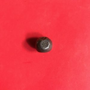 พดด้วงเม็ด 1 บาทสมัยพระนารายณ์ ปี พ.ศ. 2199-2231ตราครุฑนักกล้าม เอวกิ่ว สวยคมชัดมากๆ (เม็ดที่ 6) ตราประจำแผ่นดินแปลกและสวยงามที่สุด - Image 3