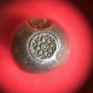 พดด้วงเม็ด 1 บาทสมัยพระนารายณ์ ปี พ.ศ. 2199-2231ตราครุฑนักกล้าม เอวกิ่ว สวยคมชัดมากๆ (เม็ดที่ 6) ตราประจำแผ่นดินแปลกและสวยงามที่สุด - Image 2