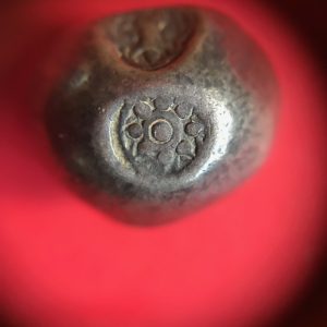 พดด้วงเม็ด 1 บาทสมัยพระนารายณ์ปี พ.ศ. 2199-2231ตราครุฑสมบูรณ์ (ครุฑสมบูรณ์พูลสุข) สวยคมชัดมากๆ (เม็ดที่ 7) - Image 2