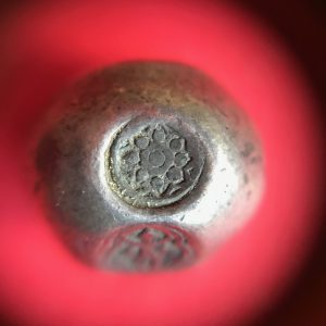 พดด้วงเม็ด 1 บาทสมัยพระนารายณ์ปี พ.ศ. 2199-2231ตราครุฑสมาร์ท (ครุฑหุ่นดี) สวยคมชัดมากๆ (เม็ดที่ 8) - Image 2